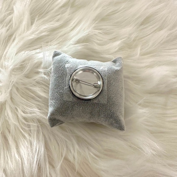 CHANEL No 5 Badge Pin 2021 Limited Edition Collectible New - Picture 4 of 4